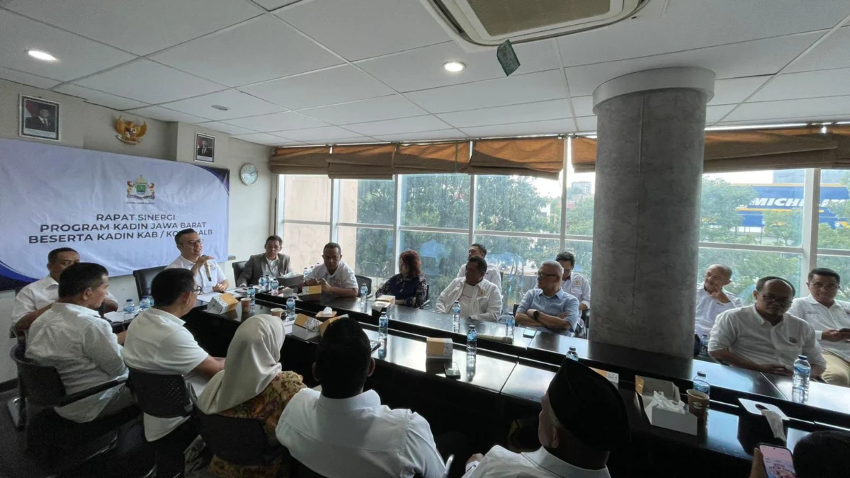 Ketua Umum Kadin Jawa Barat, Almer Faiq Rusydi saat memimpin rapat bersama Ketua Kadin Kota/Kabupaten dan ALB. (Yudha Prananda / Istimewa)