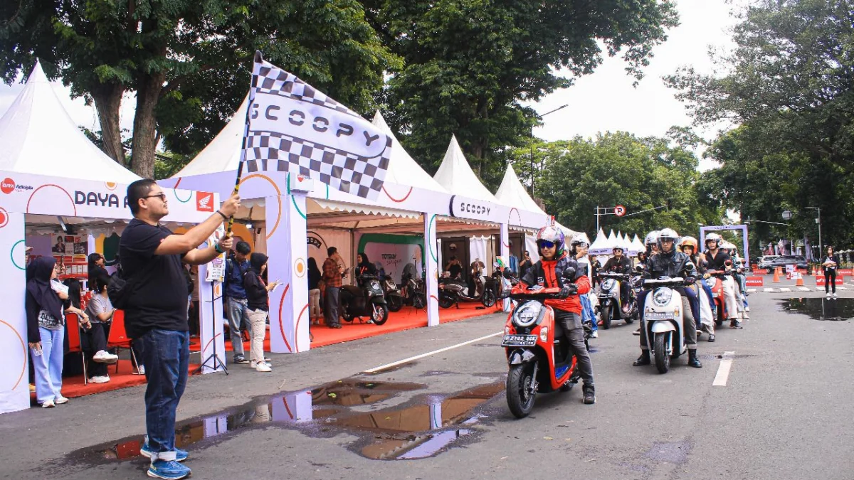 Kegiatan City Rolling sebagai bagian dari rangkaian acara Regional Public Launching New Honda Scoopy.