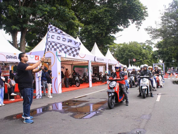 Kegiatan City Rolling sebagai bagian dari rangkaian acara Regional Public Launching New Honda Scoopy.