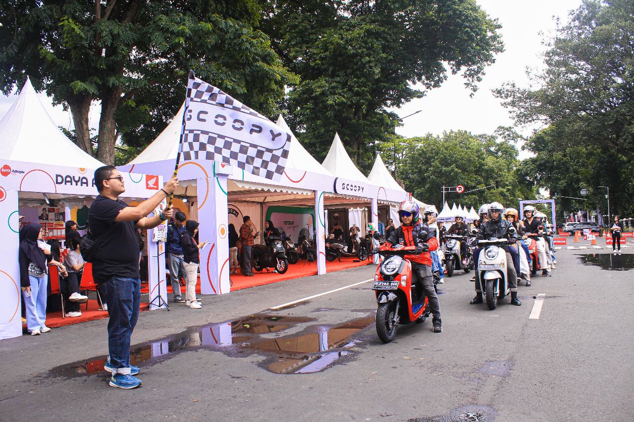 Kegiatan City Rolling sebagai bagian dari rangkaian acara Regional Public Launching New Honda Scoopy.