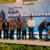 Kepala BRIN RI, L.T Handoko secara simbolis membuka acara Pekan Riset dan Inovasi IPB University di IICC, Kota Bogor, Senin (16/12). (Yudha Prananda / Jabar Ekspres)