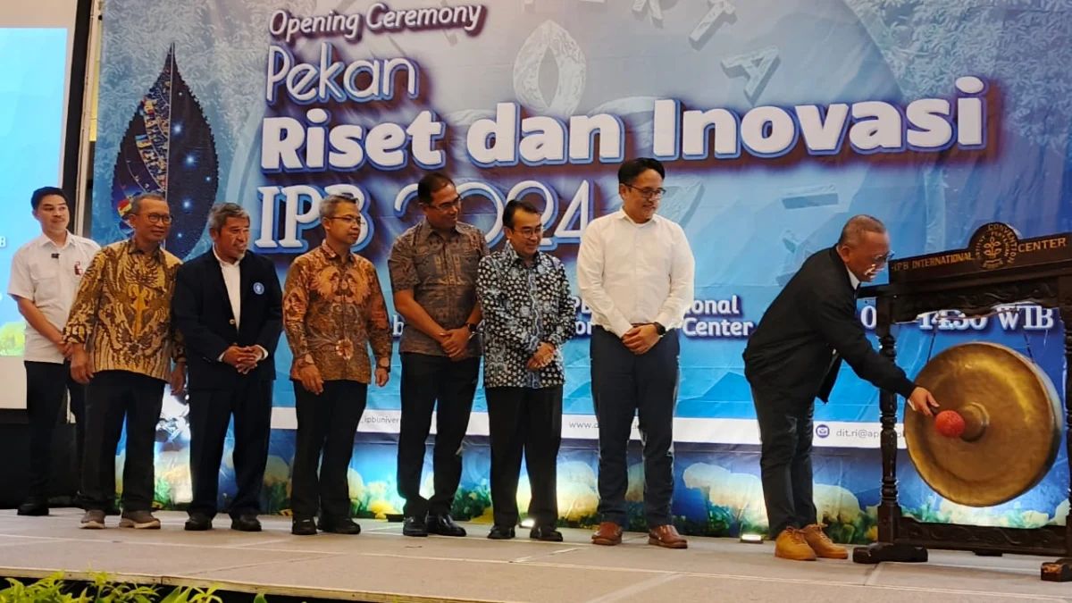 Kepala BRIN RI, L.T Handoko secara simbolis membuka acara Pekan Riset dan Inovasi IPB University di IICC, Kota Bogor, Senin (16/12). (Yudha Prananda / Jabar Ekspres)