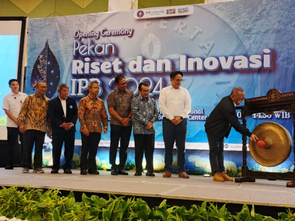 Kepala BRIN RI, L.T Handoko secara simbolis membuka acara Pekan Riset dan Inovasi IPB University di IICC, Kota Bogor, Senin (16/12). (Yudha Prananda / Jabar Ekspres)