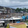 Dok. Tumpukan sampah di kawasan komersil Pasar Caringin Bandung. Selasa (17/12). Foto. Nizar Jabar Ekspres.