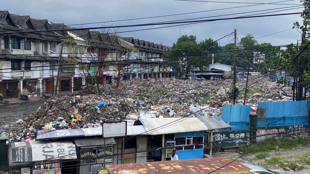 Dok. Tumpukan sampah di kawasan komersil Pasar Caringin Bandung. Selasa (17/12). Foto. Nizar Jabar Ekspres.