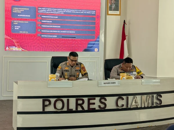 Kapolres Ciamis AKBP Akmal (kiri) dan Wakapolres Ciamis Kompol Muhamad Rustandi saat menggelat konferensi pers akhir tahun di Mapolres Ciamis Seni 30 Desember 2024. (Cecep Herdi/Jabar Ekspres)