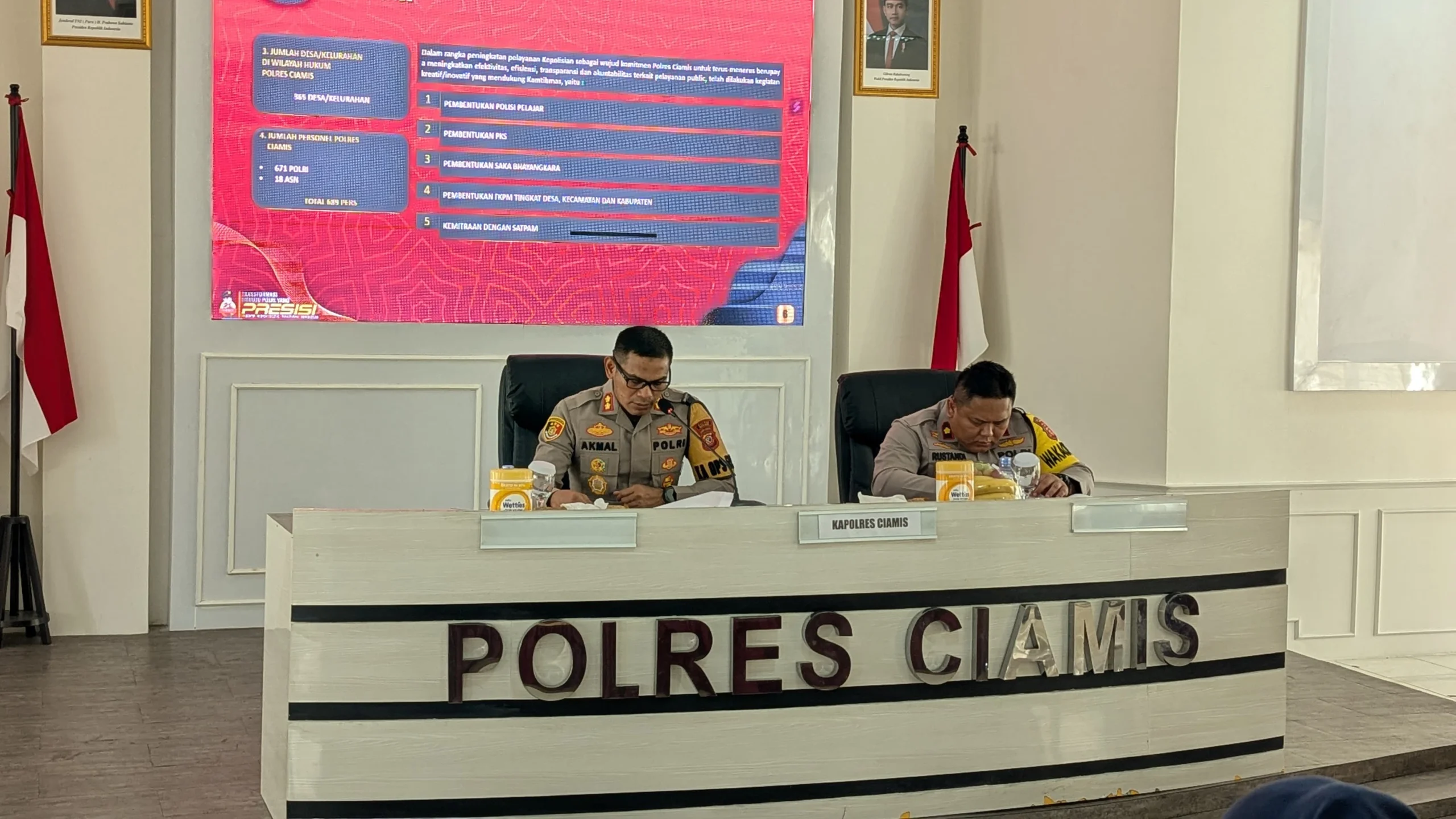 Kapolres Ciamis AKBP Akmal (kiri) dan Wakapolres Ciamis Kompol Muhamad Rustandi saat menggelat konferensi pers akhir tahun di Mapolres Ciamis Seni 30 Desember 2024. (Cecep Herdi/Jabar Ekspres)