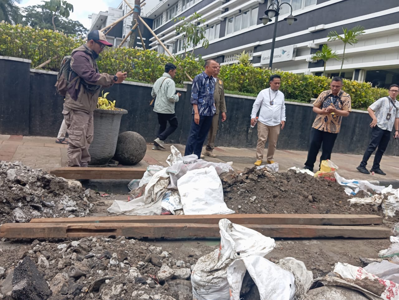 Penjabat (Pj) Wali Kota Bandung, A. Koswara Hanafi saat meninjau sejumlah lubang galian di Jl. Asia Afrika, pada Jumat (13/12). (Nizar/Jabar Ekspres)