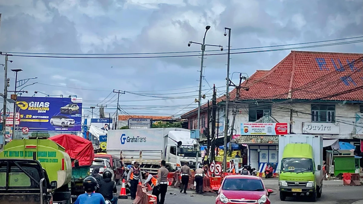 Petugas gabungan tengah mengatur arus kendaraan di Simpang Tagog Padalarang, Bandung Barat. Dok Jabar Ekspres