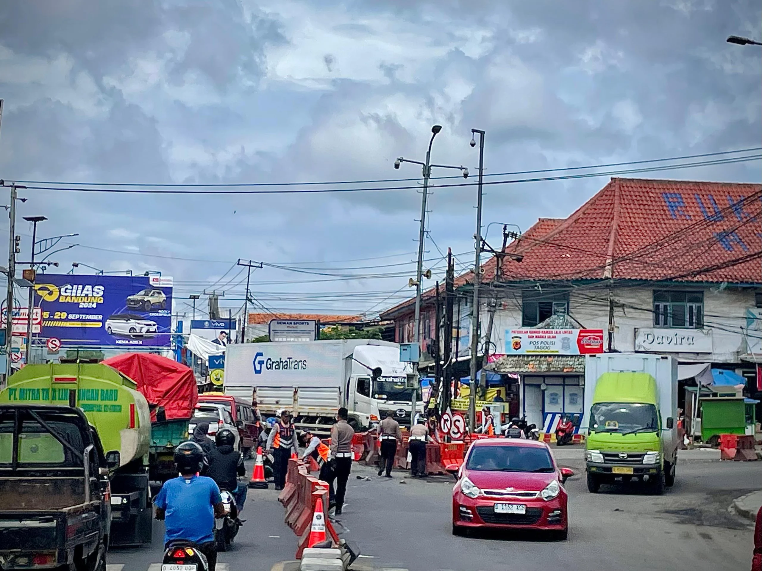 Petugas gabungan tengah mengatur arus kendaraan di Simpang Tagog Padalarang, Bandung Barat. Dok Jabar Ekspres