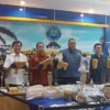 Kepala BNNP Jabar Brigjen M Arief Ramdhani (tengah) bersama jajarannya menunjukkan barang bukti hasil pengungkapan kasus peredaran narkotika di kantornya Jalan Soekarno Hatta, Kota Bandung, Selasa, 24 Desember 2024.