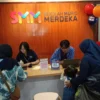 Sejumlah orang tua siswa mendaftarkan anaknya ke SMM Sukajadi Bandung 3 saat grand opening di Jalan Sinasari No.4, RT 007/001, Kelurahan Pasteur, Kecamatan Sukajadi, Kota Bandung, Sabtu (14/12).