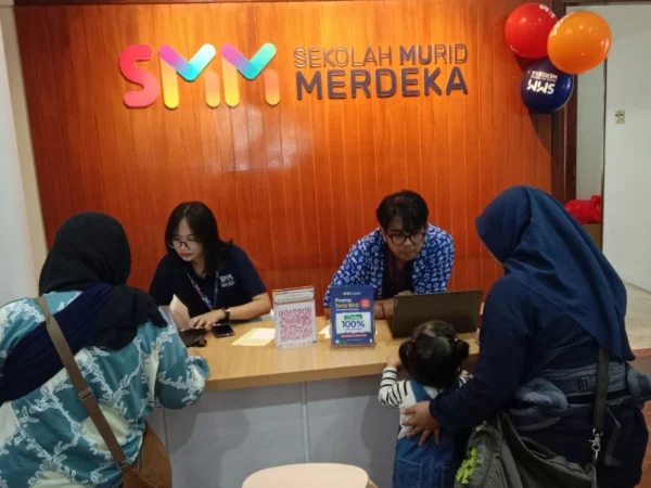 Sejumlah orang tua siswa mendaftarkan anaknya ke SMM Sukajadi Bandung 3 saat grand opening di Jalan Sinasari No.4, RT 007/001, Kelurahan Pasteur, Kecamatan Sukajadi, Kota Bandung, Sabtu (14/12).