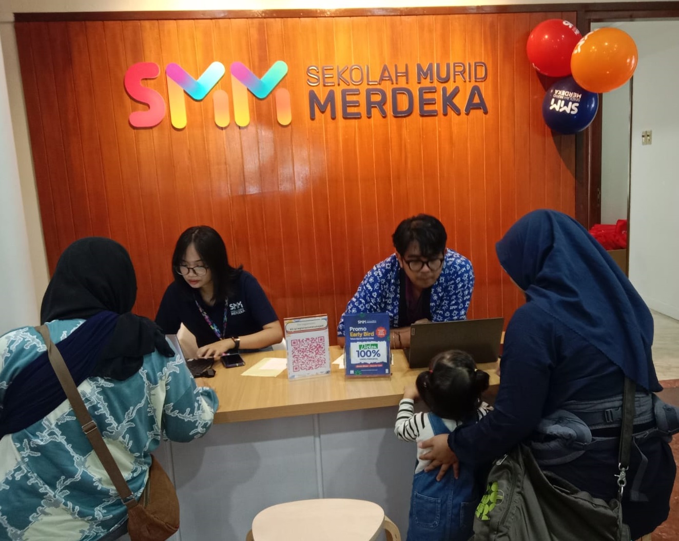 Sejumlah orang tua siswa mendaftarkan anaknya ke SMM Sukajadi Bandung 3 saat grand opening di Jalan Sinasari No.4, RT 007/001, Kelurahan Pasteur, Kecamatan Sukajadi, Kota Bandung, Sabtu (14/12).