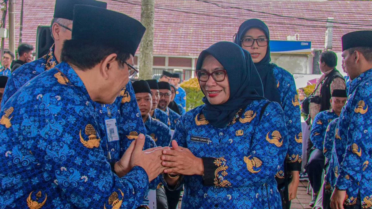 Mantan Sekda Kota Bogor, Syarifah Sofiah saat berpamitan kepada jajaran ASN Pemkot Bogor. (Yudha Prananda / Jabar Ekspres)