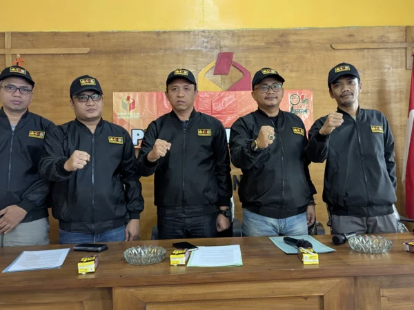 Tim Sentra Gakkumdu Kota Banjar berfoto bersama usai konferensi pers dengan media massa di kantor Bawaslu Kota Banjar, Jawa Barat, Minggu 1 Desember 2024. (Cecep Herdi/Jabar Ekspres)