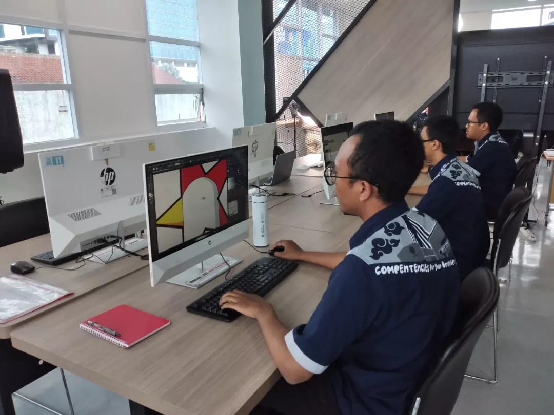 Ilustrasi sejumlah peserta pelatihan di BBPVP Bandung sedang belajar design grafis.