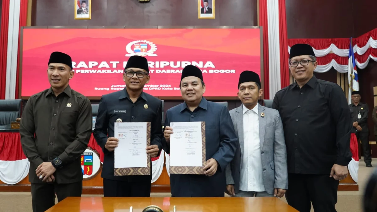 Pimpinan DPRD Kota Bogor dan Pj Wali Kota Bogor, Hery Antasari usai mensahkan RAPBD 2025. (Yudha Prananda / Jabar Ekspres)