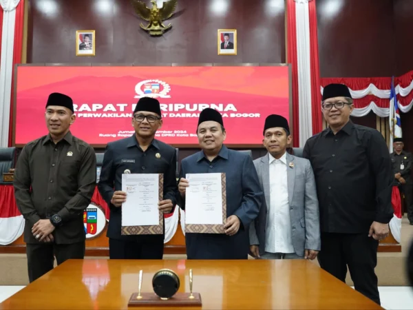 Pimpinan DPRD Kota Bogor dan Pj Wali Kota Bogor, Hery Antasari usai mensahkan RAPBD 2025. (Yudha Prananda / Jabar Ekspres)