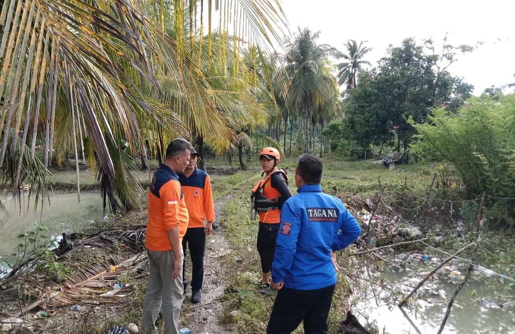 Tim Rescue Unit Siaga SAR Cianjur dibantu Tim Rescue Basarnas Kantor SAR Bandung beserta unsur gabungan saat melakukan pantauan ke lokasi bencana di Kabupaten Cianjur wilayah Selatan