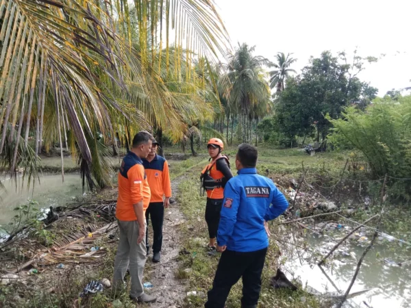 Tim Rescue Unit Siaga SAR Cianjur dibantu Tim Rescue Basarnas Kantor SAR Bandung beserta unsur gabungan saat melakukan pantauan ke lokasi bencana di Kabupaten Cianjur wilayah Selatan