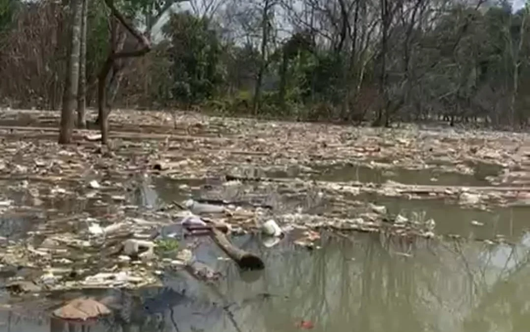 Sampah memenuhi aliran sungai di Bendungan Leuwikeris, pasca hujan dalam beberapa terakhir. (tangkapan layar)