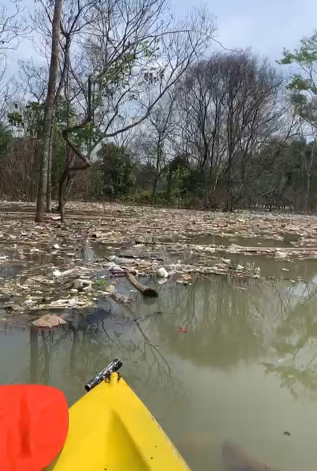 Sampah memenuhi aliran sungai di Bendungan Leuwikeris, pasca hujan dalam beberapa terakhir. (tangkapan layar)