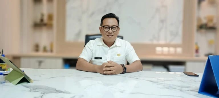 Kepala Badan Pengelolaan Keuangan dan Pendapatan Daerah (BPKPD) Kota Banjar, Asep Mulyana saat ditemui di ruang kerjanya belum lama ini. (Foto: Cecep Herdi/Jabar Ekspres)