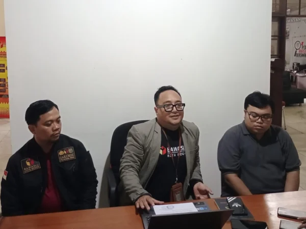 Koordinator Divisi Hukum dan Penyelesaian Sengketa Bawaslu Kota Bogor, Firman Wijaya (Tengah) bersama jajaran. (Yudha Prananda / Jabar Ekspres)