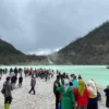 Menjelang persiapan Natal dan Tahun Baru (Nataru) 2024, tempat wisata Kawah Puting di Desa Alam Endah, Kecamatan Rancabali, Kabupaten Bandung terus bersiap untuk menyambut lonjakan pengunjung. Foto Agi