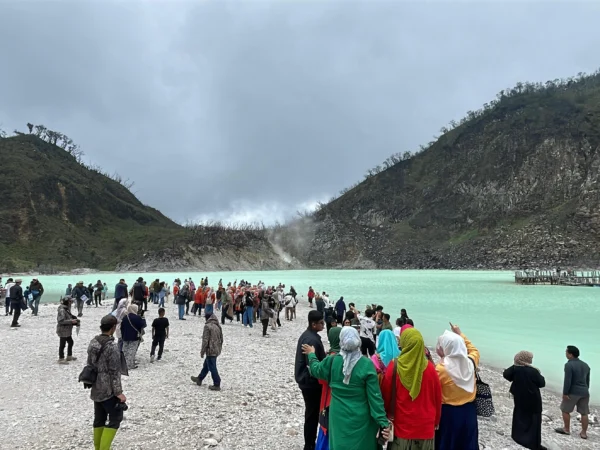 Menjelang persiapan Natal dan Tahun Baru (Nataru) 2024, tempat wisata Kawah Puting di Desa Alam Endah, Kecamatan Rancabali, Kabupaten Bandung terus bersiap untuk menyambut lonjakan pengunjung. Foto Agi