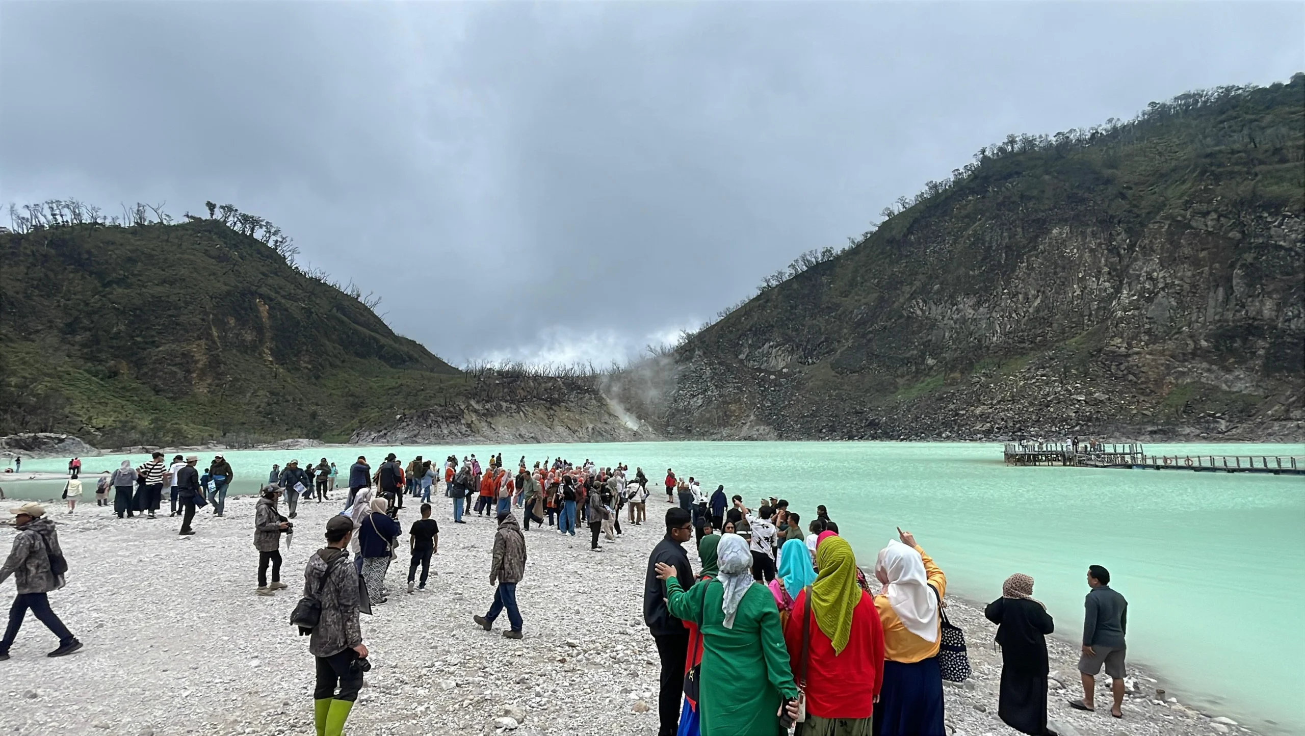 Menjelang persiapan Natal dan Tahun Baru (Nataru) 2024, tempat wisata Kawah Puting di Desa Alam Endah, Kecamatan Rancabali, Kabupaten Bandung terus bersiap untuk menyambut lonjakan pengunjung. Foto Agi