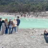 Tempat wisata Kawah Putih di Desa Alam Endah, Kecamatan Rancabali, Kabupaten Bandung tetap menjadi destinasi yang menarik bagi wisatawan, baik lokal maupun mancanegara. Foto Agi