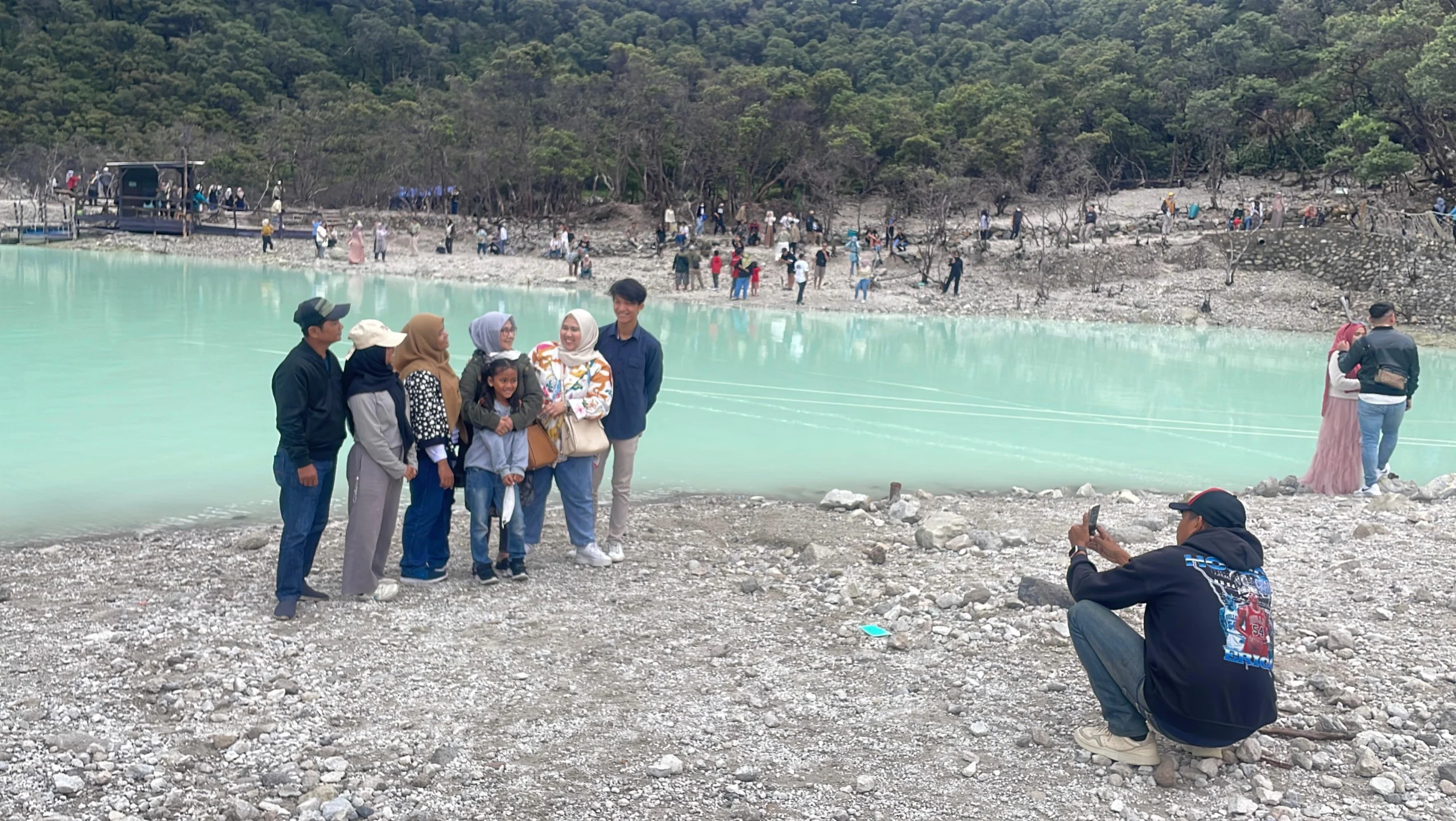 Tempat wisata Kawah Putih di Desa Alam Endah, Kecamatan Rancabali, Kabupaten Bandung tetap menjadi destinasi yang menarik bagi wisatawan, baik lokal maupun mancanegara. Foto Agi