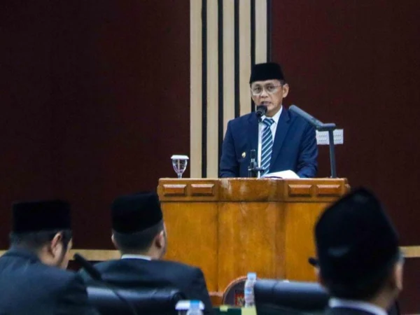 Pj Wali Kota Bogor, Hery Antasari saat berpidato dalam rapat paripurna bersama jajaran DPRD Kota Bogor. (Yudha Prananda / Jabar Ekspres)