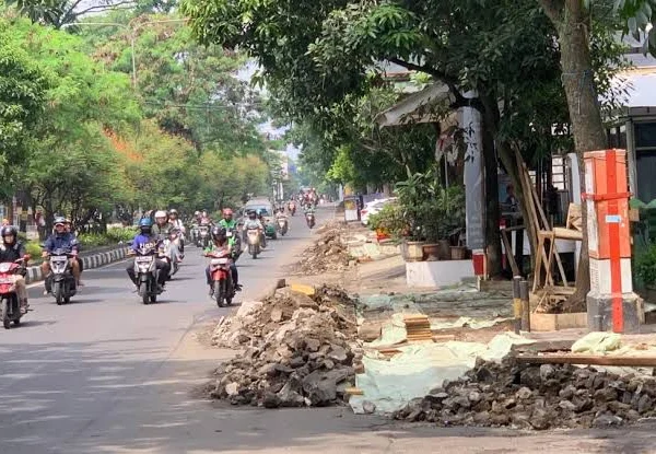 Foto ilutrasi pengerjaan proyek di wilayah Antapani, yang dikerjakan pada periode akhir tahun. (Sadam Husen / JE)