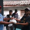 Iwan Roswandi memberikan bantuan sosial kepada salah satu warga di Kota Tasikmalaya. Ia mengajak seluruh pendukung paslon untuk bersatu kembali usai Pilkada serentak tahun 2024. (Istimewa)