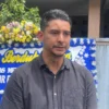 Ketua Viking Persib Club, Tobias Ginanjar saat ditemui di rumah duka Almarhum Fathir Komplek Margahayu Permai, Desa Mekarrahayu, Kecamatan Margaasih, Kabupaten Bandung, Selasa (10/12). (Foto: Agi / Jabar Ekspres).