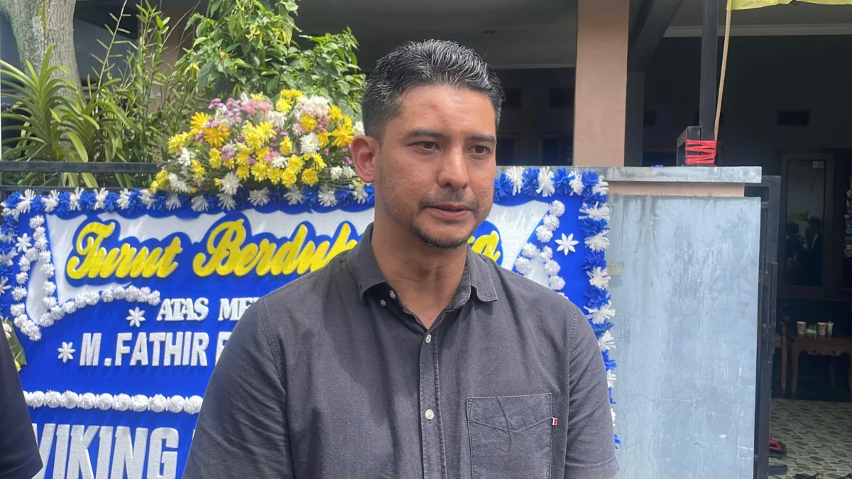 Ketua Viking Persib Club, Tobias Ginanjar saat ditemui di rumah duka Almarhum Fathir Komplek Margahayu Permai, Desa Mekarrahayu, Kecamatan Margaasih, Kabupaten Bandung, Selasa (10/12). (Foto: Agi / Jabar Ekspres).