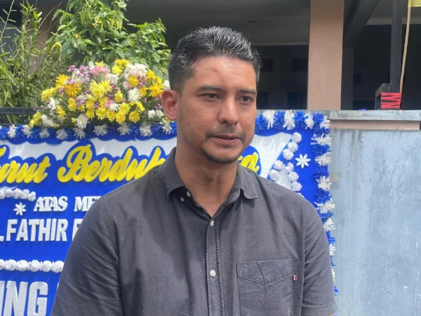 Ketua Viking Persib Club, Tobias Ginanjar saat ditemui di rumah duka Almarhum Fathir Komplek Margahayu Permai, Desa Mekarrahayu, Kecamatan Margaasih, Kabupaten Bandung, Selasa (10/12). (Foto: Agi / Jabar Ekspres).