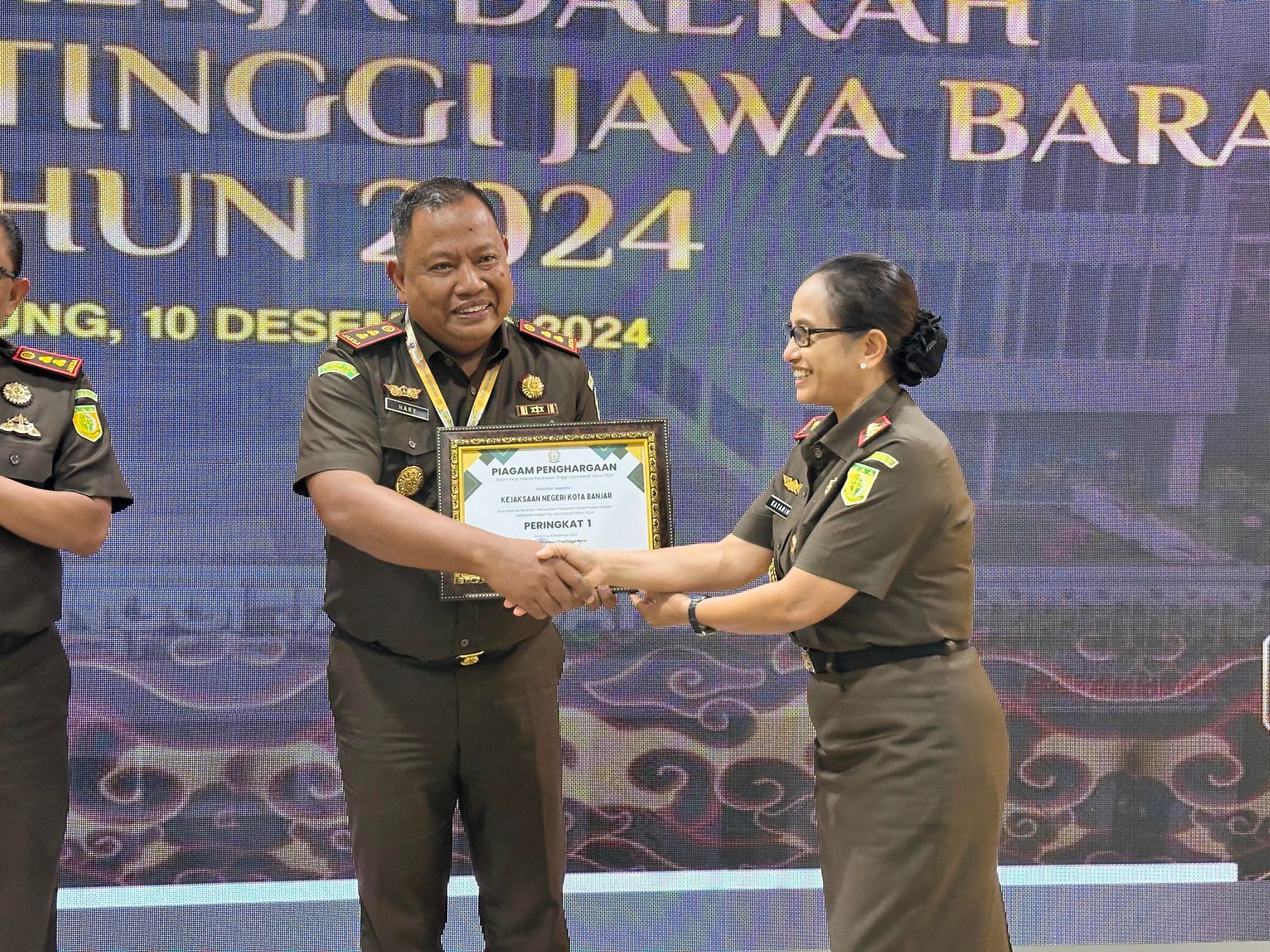 Kepala Kejaksaan Tinggi Jawa Barat, Katarina Endang Sarwestri, SH MH, saat memberikan piagam penghargaan di bidang Intelejen kepada Kepala Kejaksaan Negeri Kota Banjar, Sri Haryanto SH MH, dalam acara Rakerda, Selasa 10 Desember 2024. (Istimewa)