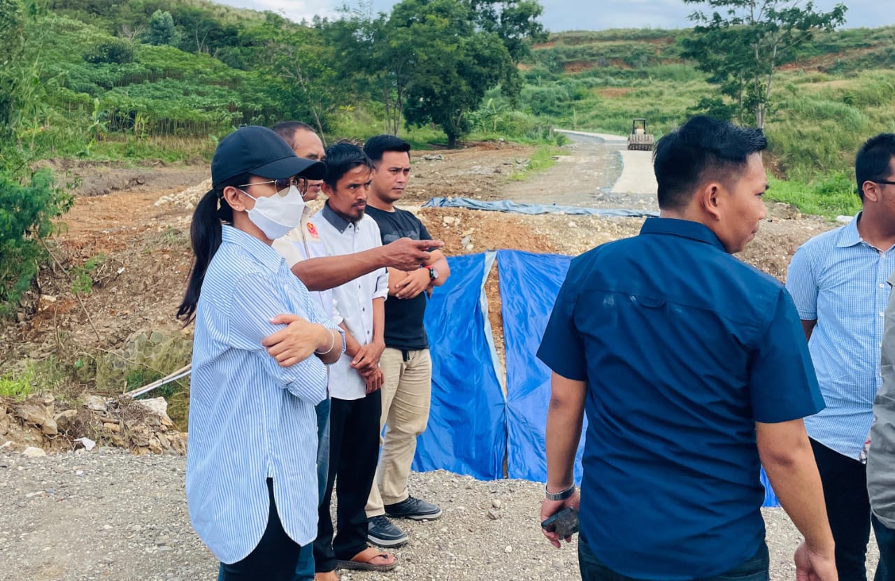 Anggota DPR RI Marlyn Maisarah Tinjau Jembatan Puncak II yang Ambruk