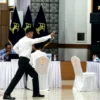 Salah satu calon sipir sedang praktek bela diri di seleksi CPNS Kemenkumham Jabar.