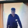 Tangkapan layar dari kamera CCTV yang merekam seorang pria lancarkan aksi pencurian di SMAN Jatinangor, Kabupaten Sumedang.