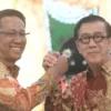 Menkumham Supratman Andi Agtas (kiri) melakukan salam komando dengan pejabat lama Menkum Yasonna H. Laoly (kanan) usai serah jabatan. (Foto/ANTARA)