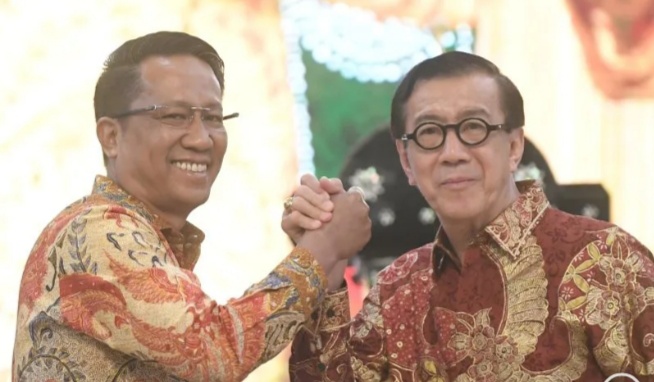 Menkumham Supratman Andi Agtas (kiri) melakukan salam komando dengan pejabat lama Menkum Yasonna H. Laoly (kanan) usai serah jabatan. (Foto/ANTARA)