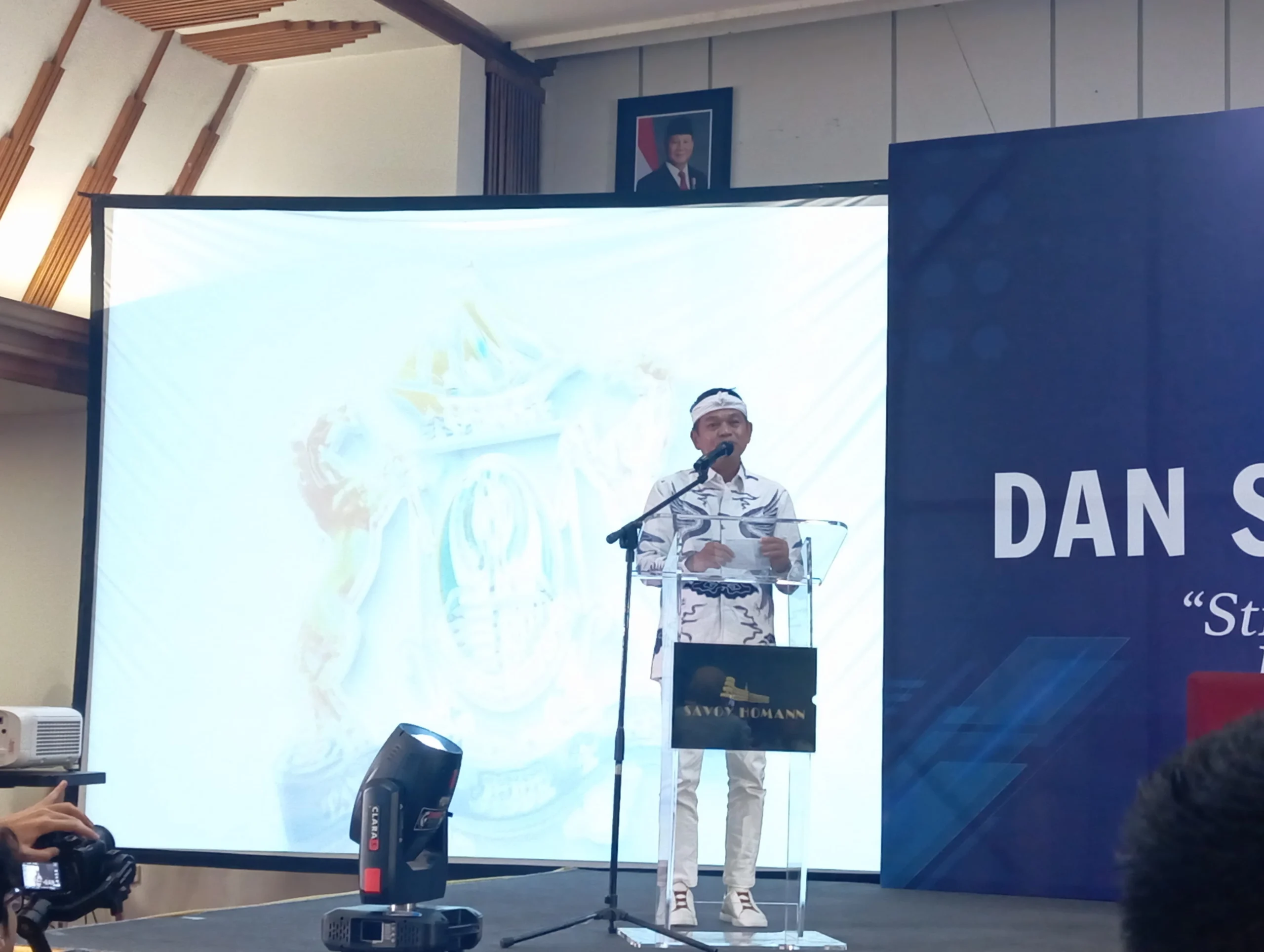 Gubernur Jawa Barat (Jabar) Terpilih, Dedi Mulyadi saat hadir dalam Dialog Ekonomi dan Sinkronisasi Organisasi yang diselenggarakan Kadin Jabar, di Hotel Savoy Homann, Kota Bandung, pada Jumat (13/12). (Nizar/Jabar Ekspres)