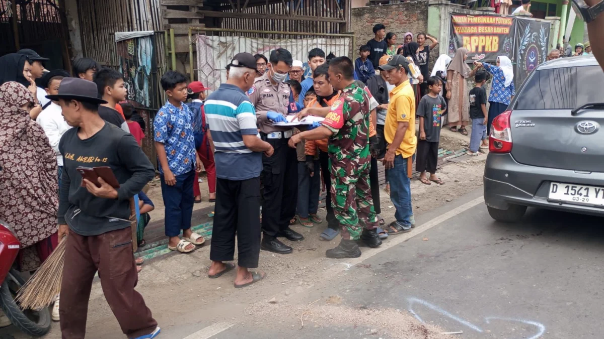 Dua sepeda motor bertabrakan di Jalan Raya Soreang - Cipatik tepatnya di Desa Jelegong, Kecamatan Kutawaringin, Kabupaten Bandung, pada Jumat (13/12). Foto Istimewa