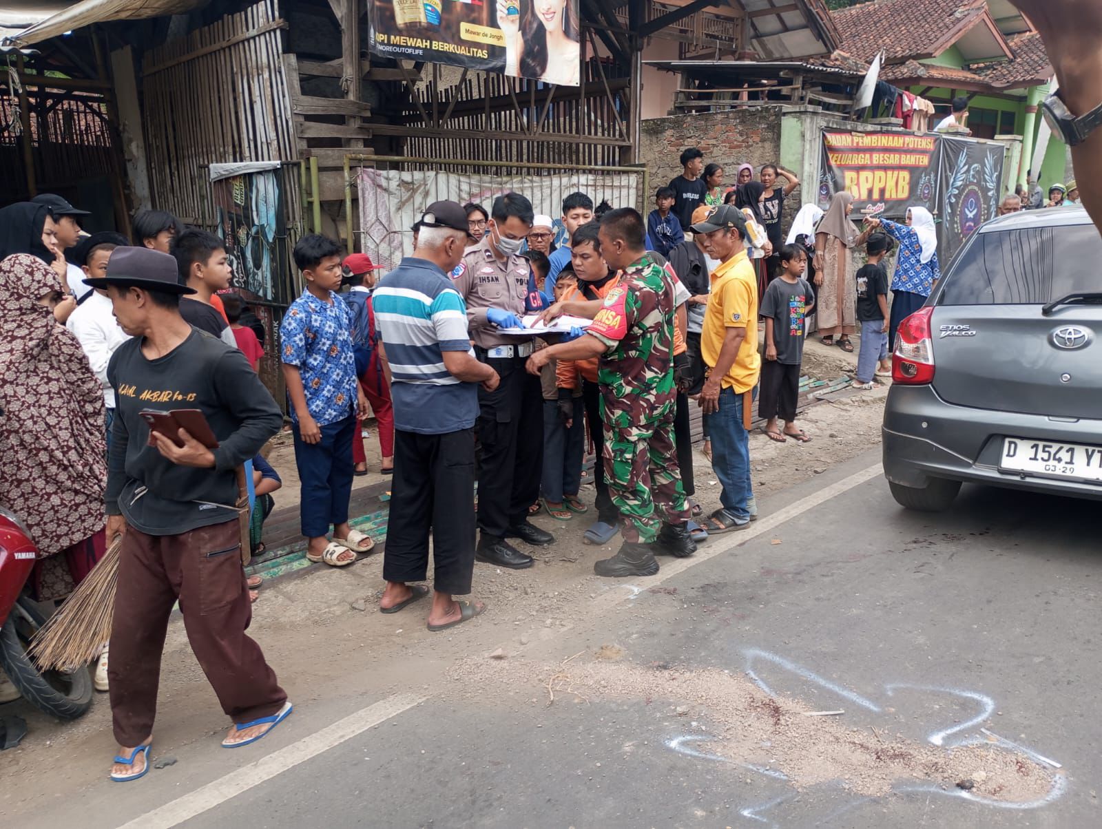 Dua sepeda motor bertabrakan di Jalan Raya Soreang - Cipatik tepatnya di Desa Jelegong, Kecamatan Kutawaringin, Kabupaten Bandung, pada Jumat (13/12). Foto Istimewa