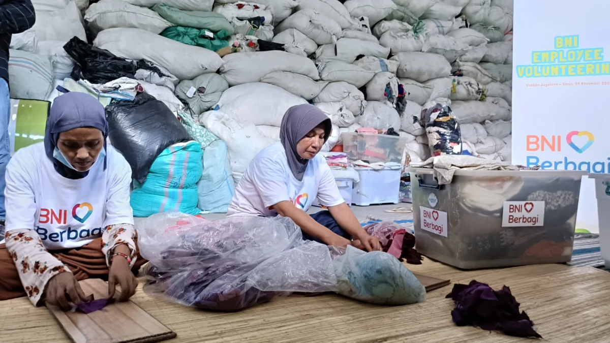 Pekerja saat menyelesaikan pembuatan sepatu daur ulang di Jagatera, Depok, Jumat (13/12). Foto : Sandika Fadilah /jabarekspres.com